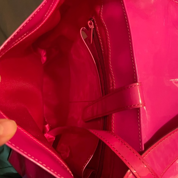 Vintage vinyl and faux fur hot pink cross body bag - Picture 3 of 5